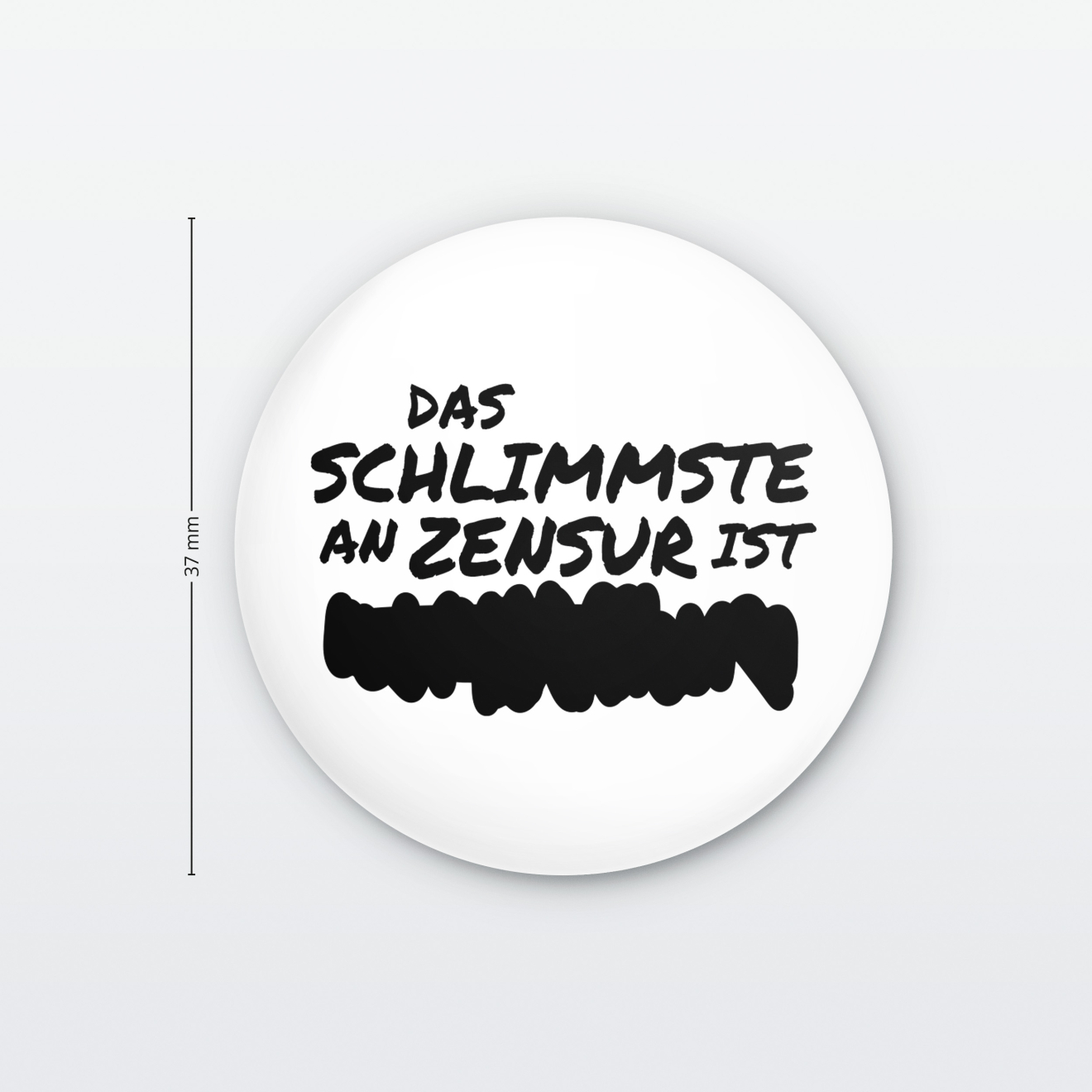 Ein weißer Button mit einem Durchmesser von **37 mm** und der Aufschrift: **