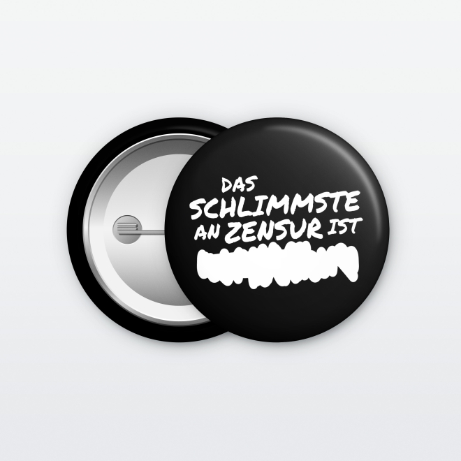 Ein schwarzer Button mit der Aufschrift: